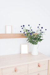 観葉植物と木製フォトフレーム