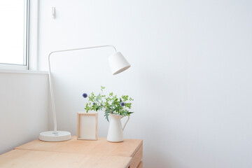 夏　白背景　机とデスクライト　素材　背景　白背景　コピースペース　フレーム　写真　葉　部屋