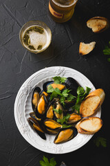 Mussels with parsley and crispy baguette	