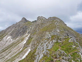 Obraz premium Eine schöne und gefährliche Gratwanderung in den Bergen (Alpen) mit vielen Gipfel