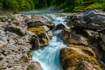 Soča Fluss Tal Slowenien Smaragdfluss grün türkis Isonzo Sontig Strömung Julische Alpen Rafting...