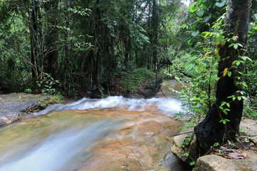 Obraz premium A small waterfall on a rocky mountain