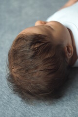 Głowa dziecka z włosami z tyłu