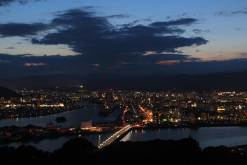 高知県の夜景　日没後の高知市街（五台山より）