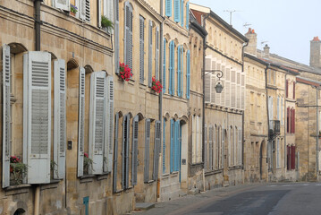 Mittelalterliche, pitoreske Häuserfront in Bar-le-Duc, Grand Est, Frankreich