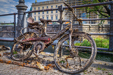 Fahrrad aus dem Kanal