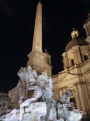 Obelisk auf der Piazza Navona in Rom bei Nacht