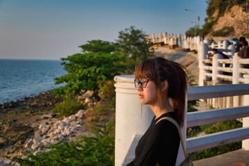 Fototapeta na wymiar Close-up portrait of Asian woman traveler wearing sunglasses.