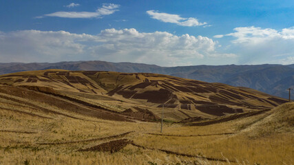 Fototapeta na wymiar Iran - Hügellandschaft mit Feldern