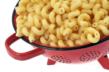 Passoire de pâtes en gros plan sur fond blanc