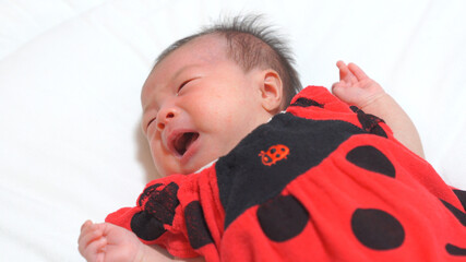 何かを訴えて泣いている赤ちゃん