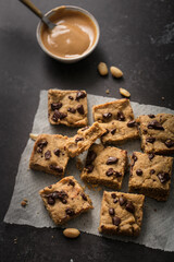 Blondie gâteau fait maison cacahuète chocolat