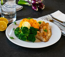 Fisch Filet mit Süßkartoffel Püree und Broccoli