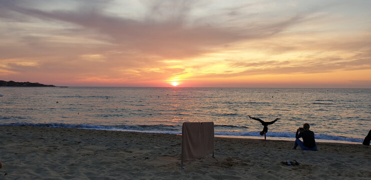 sonnenuntergang am meer mit kind das turnt