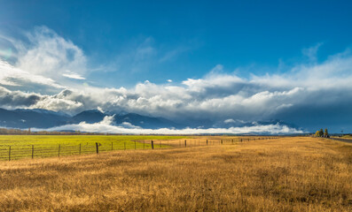 Obraz premium Majestic view of New Zealand's South Island mountain range on the way to Mount Cook
