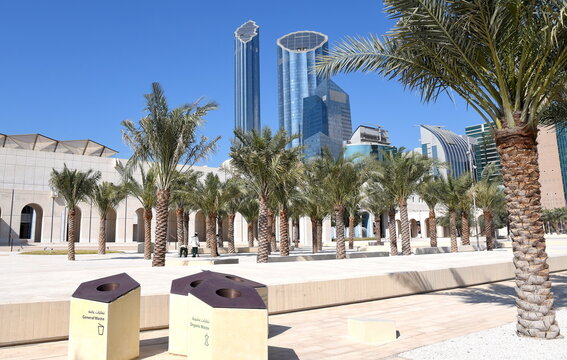 M&uuml;lltrennung vor Palmen und Hochhauspanorama in Abu Dhabi