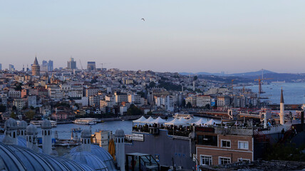 Obraz premium The skyline of Istanbul, Turkey, and the iconic Galata Tower, left, are seen in a picture taken from the Suleymaniye mosque during a summer afternoon.