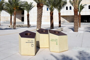 Drei Boxen zum getrennten Müllsammeln in Abu Dhabi