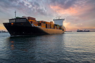 Transport kontenerów statkiem - obrazy, fototapety, plakaty