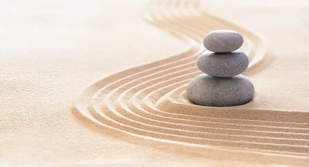 Gartenposter Steine​ im Sand Zen-Steine mit Linien auf Sand - Spa-Therapie - Reinheitsharmonie und Balance-Konzept