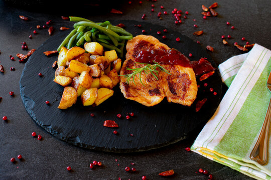 Puten Steak mit R&ouml;stkartoffeln und gr&uuml;nen Bohnen