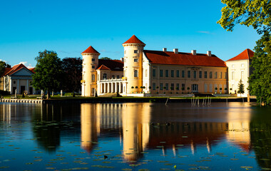 Naklejka na ściany i meble Schloss in Rheinsberg vor einem See in Brandenburg