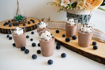 Mini Cupcake - Mousse : Blueberry in decoration, Chocolate mousse in cupcake