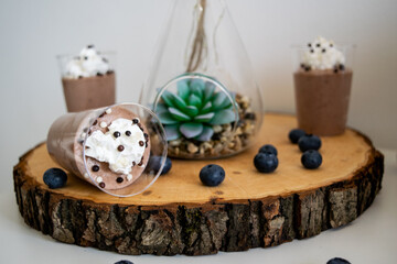 Mini Cupcake - Mousse : Blueberry in decoration, Chocolate mousse in cupcake