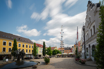 Marktplatz mit Rathaus und Maibaum in Cham in der Oberpfalz, Bayern an einem sonnigen Tag im Sommer...