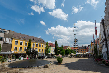 Marktplatz mit Rathaus und Maibaum in Cham in der Oberpfalz, Bayern an einem sonnigen Tag im Sommer...