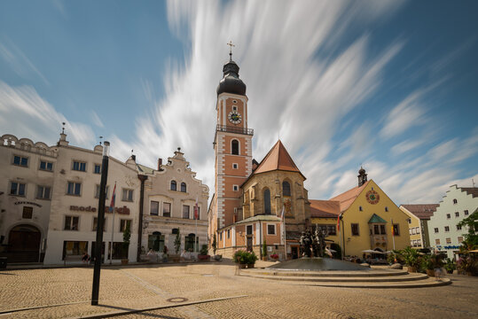 Marktplatz mit Rathaus in Cham in der Oberpfalz, Bayern an einem sonnigen Tag im Sommer mit Wolken am blauen Himmel