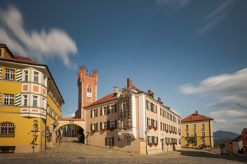 Fototapeta na wymiar Rathaus, Stadtturm, Amtsgericht und Glockenspiel auf dem Stadtplatz in Furth im Wald