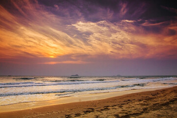 Obraz premium Sun is fall down sunset with sea and beach and waving clear sky