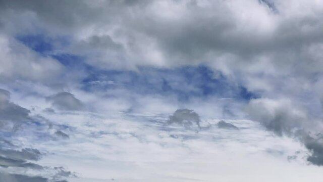 連続して流れる雲 青空に広がる雲 タイムラプス