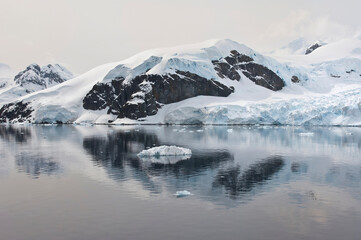 Fototapeta na wymiar Bahia Paraiso (Paradise Bay), Antarctic Peninsula