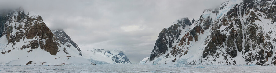 Obraz premium Lemaire channel, Mountains and ice floe, Antarctic Peninsula