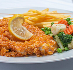 Knusperpanade schnitzel pommes