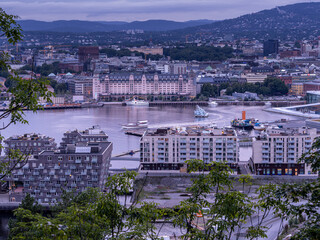 Widok na centrum Oslo z tarasu widokowego na  Ekeberg