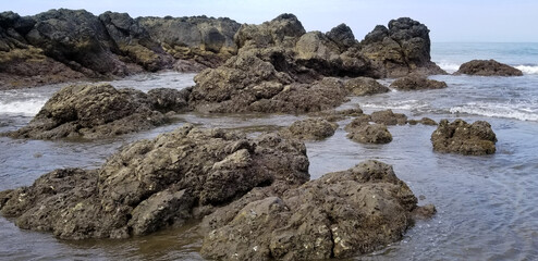 Fototapeta na wymiar Seaside rocks with beautiful ocean view