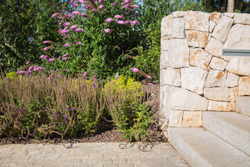 Garten und Landschaftsbau: Mauer aus Natursteinen, Weg aus Pflastersteinen und Treppe aus...