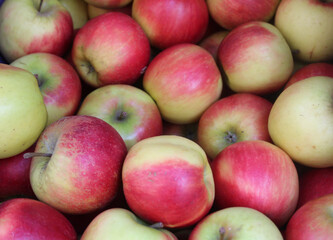 Fototapeta na wymiar Äpfel bei einem Obsthändler