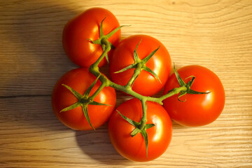 Bündel Tomaten auf Holz
