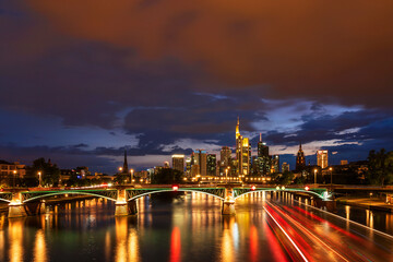 Fototapeta na wymiar Frankfurt am Abend während einem Gewitter