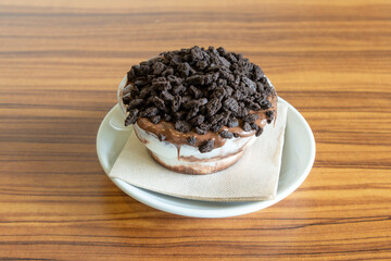 Postre de helado con nata y chocolate con granos de chocolate