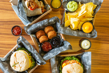 mesa con platos de comida rápida tipo banquete
