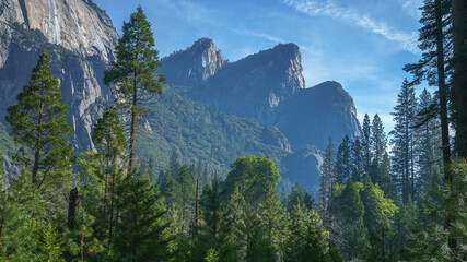 Obraz premium mountains from the valley in yosemite national park, california, usa