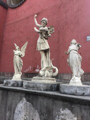 Grupo de estatuas de ángeles rotas