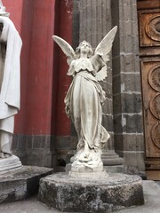 Estatua de ángel rota