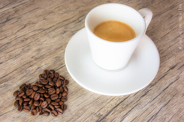 Grão de café expresso  na xícara  Coffee bean in cup