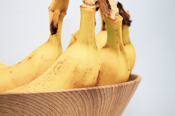 Dojrzałe banany w misce © Mefik